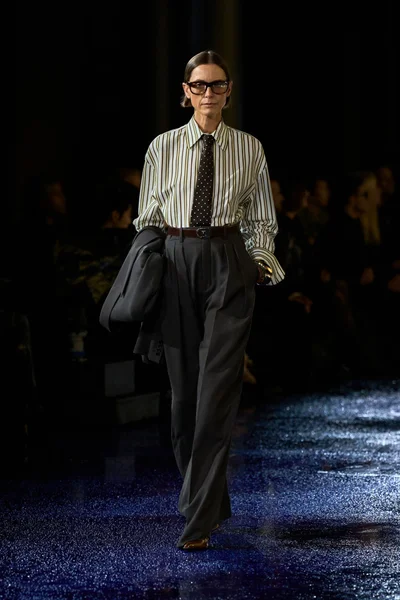 Look 16